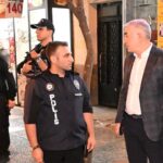 AYDIN'IN EFELER İLÇESİNDE VATANDAŞLARIN HUZUR VE GÜVENLİĞİNİN SAĞLANMASI AMACIYLA 'HUZUR' UYGULAMASI GERÇEKLEŞTİRİLİRKEN, YENİ İL EMNİYET MÜDÜRÜ FARUK KARADUMAN DA KONTROL NOKTALARINI TEK TEK GEZEREK DENETLEDİ.