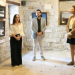 MİMARLIK HAFTASI KAPSAMINDA AÇILAN “KUŞADASI MODERN” SERGİSİ, MİMAR NAFİ ÇİL’İN 1973-1996 YILLARI ARASINDA KUŞADASI, SÖKE VE AYDIN’DA TASARLADIĞI PROJELERİ ÖZGÜN ÇİZİM VE FOTOĞRAFLARLA YENİDEN GÜN YÜZÜNE ÇIKARIYOR.