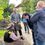 MANİSA'NIN KULA İLÇESİNDE KAYMAKAM TALHA ALTUNTAŞ, 1 EKİM DÜNYA YAŞLILAR GÜNÜ DOLAYISIYLA EMRE MAHALLESİ'NDEKİ YAŞLI VATANDAŞLARI HANELERİNDE ZİYARET EDEREK HAYIR DUALARINI ALDI.
