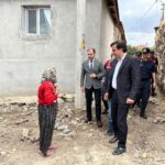 MANİSA'NIN KULA İLÇESİNDE KAYMAKAM TALHA ALTUNTAŞ, 1 EKİM DÜNYA YAŞLILAR GÜNÜ DOLAYISIYLA EMRE MAHALLESİ'NDEKİ YAŞLI VATANDAŞLARI HANELERİNDE ZİYARET EDEREK HAYIR DUALARINI ALDI.