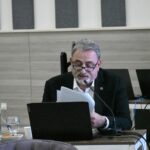 KUŞADASI BELEDİYESİ MECLİS ÜYESİ VE ZİRAAT MÜHENDİSİ HASAN GÖÇMEN, NÜFUS ARTIŞININ KENTİN İMAR YAPISI VE TARIM ALANLARI ÜZERİNDEKİ ETKİSİNİ RAKAMLARLA AÇIKLARKEN, 2050 YILINDA NÜFUSUN 585 BİNE ULAŞABİLECEĞİNİ BELİRTEREK, "NÜFUS ARTIYOR DİYE HER YERİ YAPILAŞMAYA AÇAMAYIZ" DEDİ.