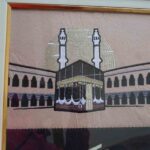 MANİSA’DA MAKİNE NAKIŞI EĞİTMENLİĞİ YAPAN BİLGİN BARUTÇU, SABAH NAMAZINA YAKIN RÜYASINDA GÖRDÜĞÜ TASARIMI NAKIŞ MAKİNESİYLE GERÇEĞE DÖNÜŞTÜRDÜ. ALLAH, MESCİD-İ AKSA, KÂBE-İ MUAZZAMA VE MUHAMMED LAFIZLARINI BİR ARAYA GETİREN ÖZEL ESERİ 200 BİNİN ÜZERİNDE BATIŞLA İŞLEYEN BARUTÇU, "HEM BİR RÜYANIN HATIRASI HEM KALBİMİZDEKİLERİN TEMSİLİ" DEDİ.