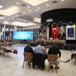 KUŞADASI BELEDİYE MECLİSİ EKİM AYI OLAĞAN TOPLANTISINI YAPTI. PERA DÜĞÜN, ORGANİZASYON VE KÜLTÜR MERKEZİ’NDE GERÇEKLEŞTİRİLEN TOPLANTIDA, VAKIFLAR GENEL MÜDÜRLÜĞÜ’NE GEÇEN GÜVERCİNADA KALESİ VE KUŞADASI BELEDİYESİ’NE AİT DİĞER MÜLKLERLE İLGİLİ BİR AÇIKLAMA YAPAN BELEDİYE BAŞKAN VEKİLİ TAHSİN DEMİRTAŞ, “BUNLA İLGİLİ HUKUK MÜCADELEMİZ SONUNA KADAR DEVAM EDECEK” DEDİ.
