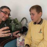 MANİSA'NIN SOMA İLÇESİNDE MEYDANA GELEN MADEN GÖÇÜĞÜNDE HAYATINI KAYBEDEN 37 YAŞINDAKİ MADENCİ KERİM ÖREN'İN 13 YAŞINDAKİ OĞLU YAŞAR ÖREN'E, İŞ İNSANI VE GALATASARAYLI KONGRE ÜYESİ DİNÇER AZAPHAN'DAN ANLAMLI BİR DESTEK GELDİ. BABASININ TABUTU BAŞINDA DÖKTÜĞÜ GÖZYAŞLARIYLA TÜM TÜRKİYE'Yİ YASA BOĞAN KÜÇÜK YAŞAR'A, HAYRANI OLDUĞU VİCTOR OSİMHEN FORMASI HEDİYE EDİLEREK GALATASARAY MAÇINA DAVET EDİLDİ.