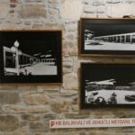 MİMARLIK HAFTASI KAPSAMINDA AÇILAN “KUŞADASI MODERN” SERGİSİ, MİMAR NAFİ ÇİL’İN 1973-1996 YILLARI ARASINDA KUŞADASI, SÖKE VE AYDIN’DA TASARLADIĞI PROJELERİ ÖZGÜN ÇİZİM VE FOTOĞRAFLARLA YENİDEN GÜN YÜZÜNE ÇIKARIYOR.