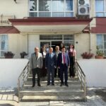 AYDIN’IN YENİPAZAR İLÇESİNDE GEÇMİŞTEN GÜNÜMÜZE TAŞINAN GELENEKSEL SEKİZ KÖŞELİ ŞAPKA YAPIMININ GELECEK NESİLLERE AKTARILMASI AMACIYLA HALK EĞİTİMİ MERKEZİ BÜNYESİNDE KURS AÇILACAK. ÖNÜMÜZDEKİ HAFTA BAŞLAYACAK KURS KAPSAMINDA İLÇENİN KÖKLÜ ZANAATLARINDAN OLAN ŞAPKA YAPIMI, USTA VE ÖĞRETİCİLER TARAFINDAN KURSİYERLERE AKTARILACAK.