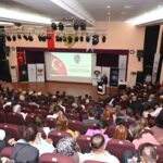 MANİSA’DA ÇOCUKLARIN GÜVENLİ EĞİTİM ORTAMINDA YETİŞMESİ VE KARŞILAŞABİLECEKLERİ RİSKLERE KARŞI BİLİNÇLENDİRİLMESİ AMACIYLA YUNUSEMRE VE ŞEHZADELER İLÇELERİNDE GÖREV YAPAN OKUL İDARECİLERİ VE REHBER ÖĞRETMENLERE YÖNELİK BİLGİLENDİRME VE FARKINDALIK TOPLANTISI DÜZENLENDİ.