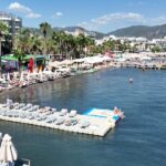 İNGİLTERE’NİN YAĞMURLU HAVASINDAN UZAKLAŞAN TURİSTLER, MUĞLA’NIN GÖZDE TURİSTİK İLÇESİ MARMARİS’TE EKİM AYINDA DENİZİN VE GÜNEŞİN TADINI ÇIKARIYOR.