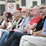 KUŞADASI BELEDİYESİ MECLİS ÜYESİ VE ZİRAAT MÜHENDİSİ HASAN GÖÇMEN, NÜFUS ARTIŞININ KENTİN İMAR YAPISI VE TARIM ALANLARI ÜZERİNDEKİ ETKİSİNİ RAKAMLARLA AÇIKLARKEN, 2050 YILINDA NÜFUSUN 585 BİNE ULAŞABİLECEĞİNİ BELİRTEREK, "NÜFUS ARTIYOR DİYE HER YERİ YAPILAŞMAYA AÇAMAYIZ" DEDİ.