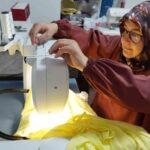 MANİSA’DA MAKİNE NAKIŞI EĞİTMENLİĞİ YAPAN BİLGİN BARUTÇU, SABAH NAMAZINA YAKIN RÜYASINDA GÖRDÜĞÜ TASARIMI NAKIŞ MAKİNESİYLE GERÇEĞE DÖNÜŞTÜRDÜ. ALLAH, MESCİD-İ AKSA, KÂBE-İ MUAZZAMA VE MUHAMMED LAFIZLARINI BİR ARAYA GETİREN ÖZEL ESERİ 200 BİNİN ÜZERİNDE BATIŞLA İŞLEYEN BARUTÇU, "HEM BİR RÜYANIN HATIRASI HEM KALBİMİZDEKİLERİN TEMSİLİ" DEDİ.