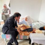 MANİSA'NIN KULA İLÇESİNDE KAYMAKAM TALHA ALTUNTAŞ, 1 EKİM DÜNYA YAŞLILAR GÜNÜ DOLAYISIYLA EMRE MAHALLESİ'NDEKİ YAŞLI VATANDAŞLARI HANELERİNDE ZİYARET EDEREK HAYIR DUALARINI ALDI.