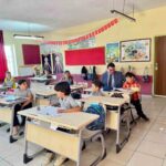 AYDIN’IN BOZDOĞAN İLÇESİNDE KAYMAKAM HÜSEYİN ŞAMİL SÖZEN, YAKA İLKOKULU VE ANAOKULU’NU ZİYARET EDEREK OKULUN GENEL DURUMU, EĞİTİM-ÖĞRETİM FAALİYETLERİ VE ÖĞRENCİLERİN İHTİYAÇLARI HAKKINDA BİLGİ ALDI.