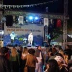 MARMARİS’İN LEZZET, MÜZİK, KÜLTÜR VE EĞLENCEYİ BULUŞTURAN MARMARİS DENİZ ÜRÜNLERİ FESTİVALİ’NDE COŞKU DORUĞA ULAŞTI. SELİMİYE’DE DÜZENLENEN FESTİVALİN İKİNCİ GÜNÜNDE KORDON BOYUNCA UZANAN ETKİNLİK ALANI ZİYARETÇİLERLE DOLARKEN, MARMARİS’TEN VE ÇEVRE İL VE İLÇELERDEN GELEN YÜZLERCE KİŞİ MÜZİK, DANS VE GASTRONOMİ DOLU BİR GÜN YAŞADI.