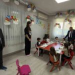 MANİSA’NIN SARIGÖL İLÇESİNDE İLÇE MİLLİ EĞİTİM MÜDÜRÜ YILDIRAY DEMİRTAŞ VE ŞUBE MÜDÜRÜ MUHİTTİN ŞEN, ÖZEL ÜSTEK ANAOKULUNU ZİYARET ETTİ.
