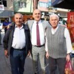 İNCİRLİOVA BELEDİYE BAŞKANI AYTEKİN KAYA, İNCİRLİOVA KÖYLÜ PAZARI'NI ZİYARET EDEREK PAZARDA FAALİYET GÖSTEREN ESNAF VE VATANDAŞLARLA BİR ARAYA GELDİ. KAYA, ESNAF VE VATANDAŞLARIN GÖRÜŞ, ÖNERİ VE TALEPLERİNİ DİNLEYEREK HAYIRLI ALIŞVERİŞ VE BEREKETLİ KAZANÇ TEMENNİSİNDE BULUNDU.