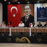 KUŞADASI BELEDİYE MECLİSİ EKİM AYI OLAĞAN TOPLANTISINI YAPTI. PERA DÜĞÜN, ORGANİZASYON VE KÜLTÜR MERKEZİ’NDE GERÇEKLEŞTİRİLEN TOPLANTIDA, VAKIFLAR GENEL MÜDÜRLÜĞÜ’NE GEÇEN GÜVERCİNADA KALESİ VE KUŞADASI BELEDİYESİ’NE AİT DİĞER MÜLKLERLE İLGİLİ BİR AÇIKLAMA YAPAN BELEDİYE BAŞKAN VEKİLİ TAHSİN DEMİRTAŞ, “BUNLA İLGİLİ HUKUK MÜCADELEMİZ SONUNA KADAR DEVAM EDECEK” DEDİ.