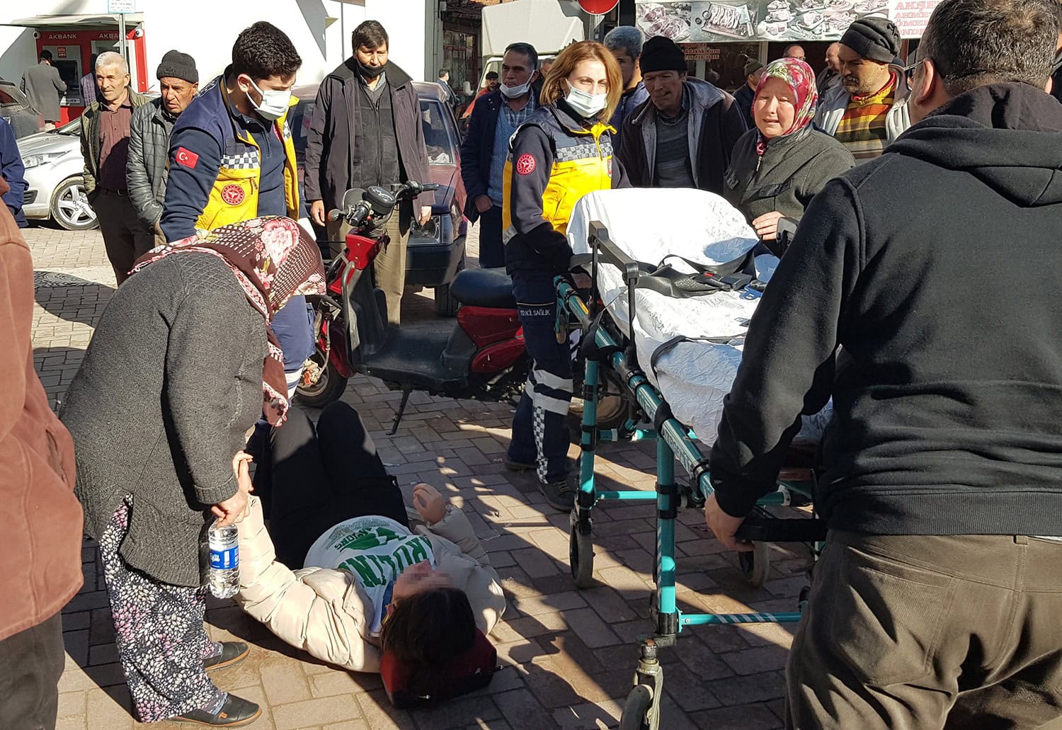 Elektrikli bisiklet ile otomobilin çarpıştığı kaza kameralara yansıdı