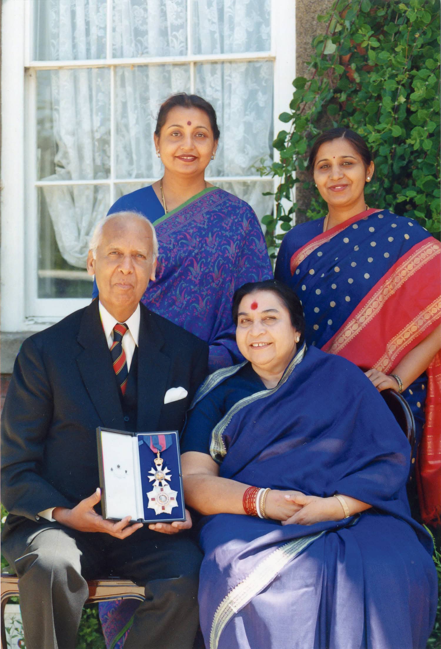 Sir CP muestra su título de Caballero junto a Shri Mataji, con sus hijas Kalpana y Sadhana.