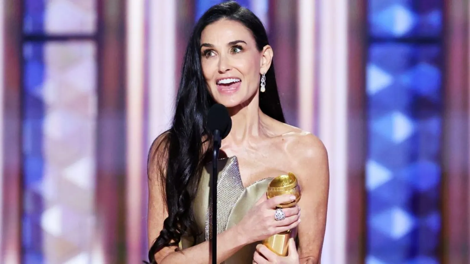 Demi Moore Menang Golden Globes 2025