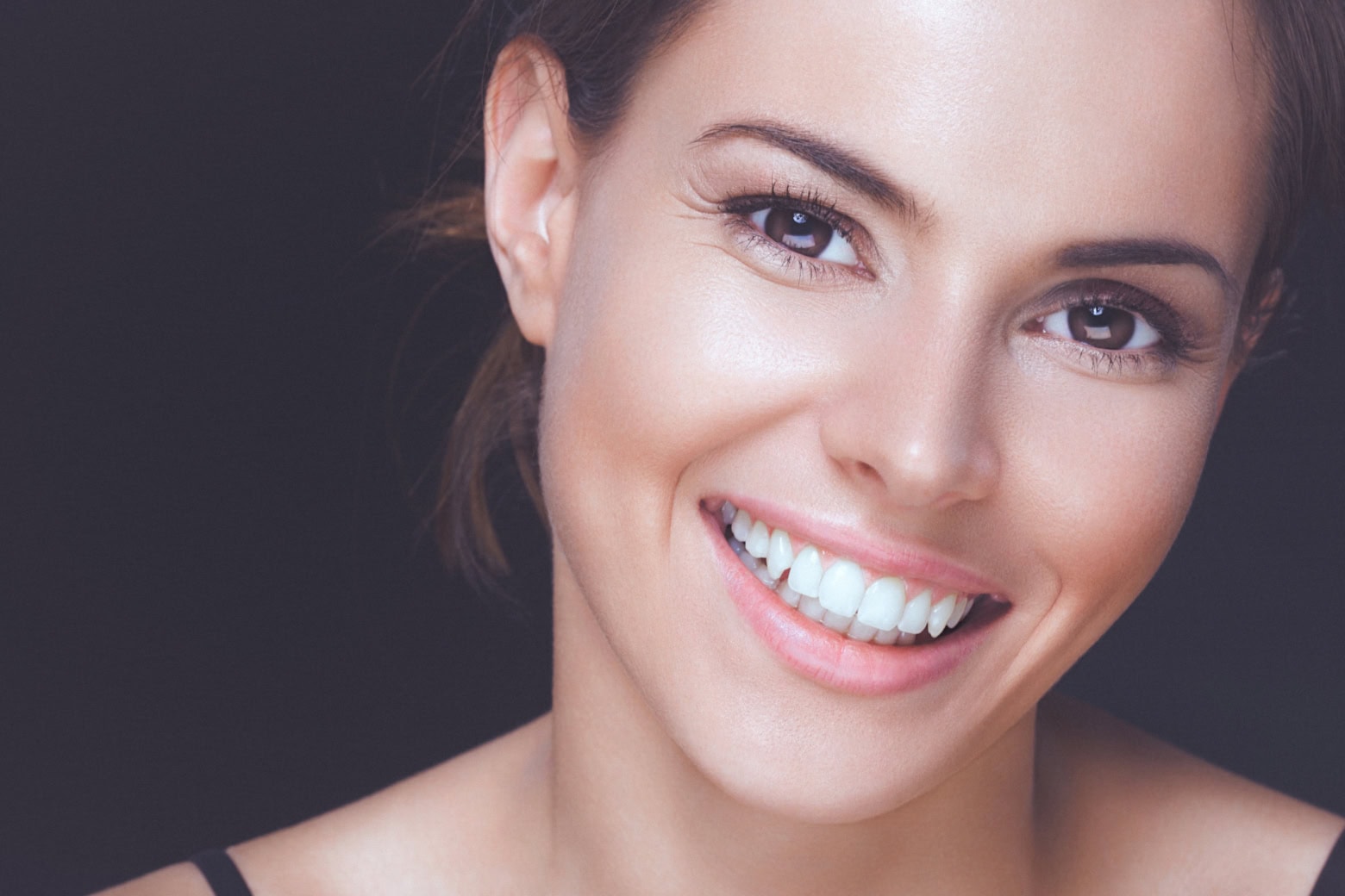 Smuk ung kvinde med flot hud smuk hud med vampire facial