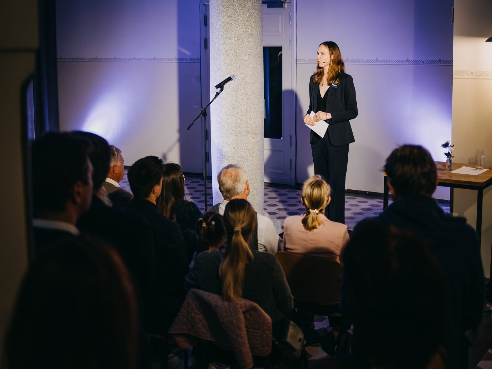 Marie-Sophie Herling begrüßt die Gäste. Bild: © Lea Städler