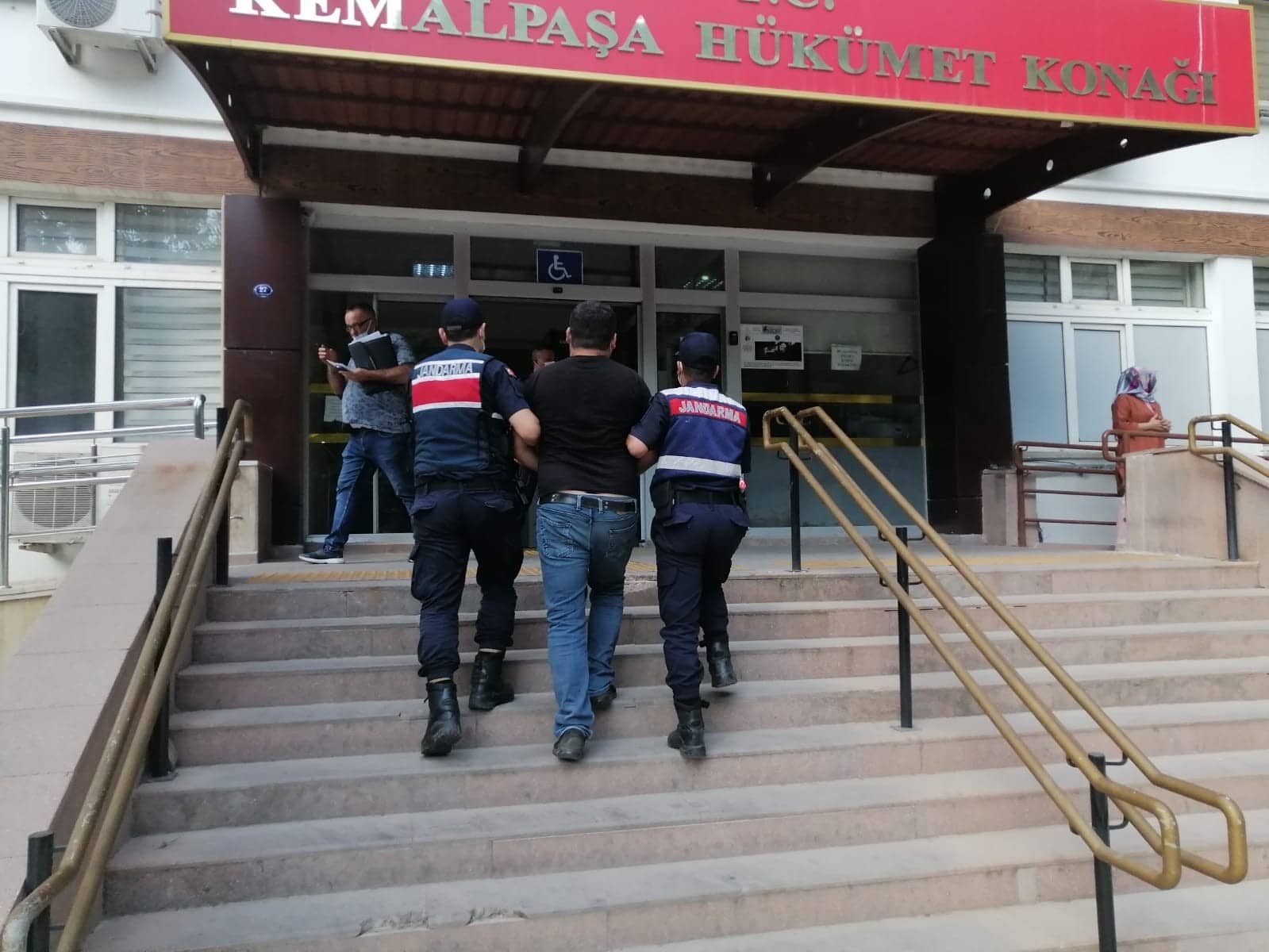 İzmir’de suç operasyonu: 14 tutuklu