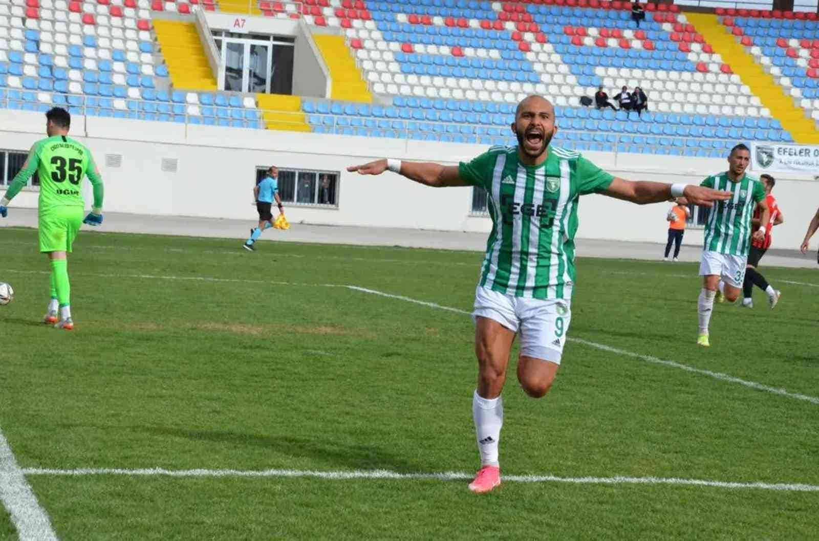 Efeler 09 SFK’lı İshak gol krallığına zirveye oturdu