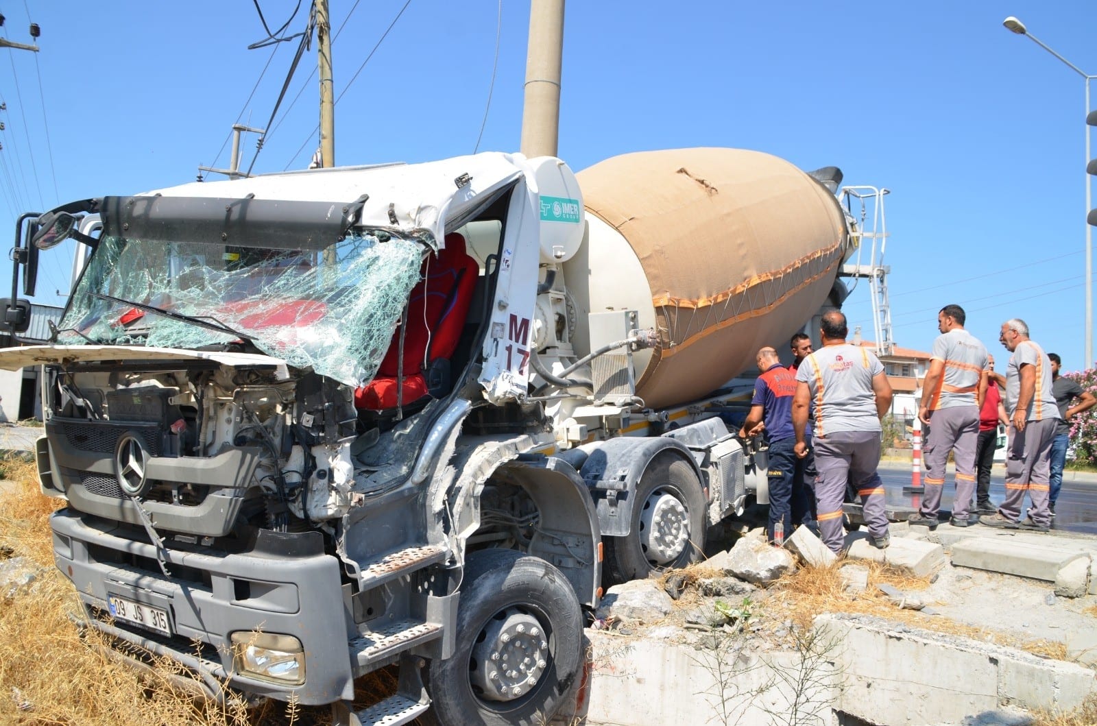 Beton mikseri, kırmızı ışıkta bekleyen kamyona çarptı