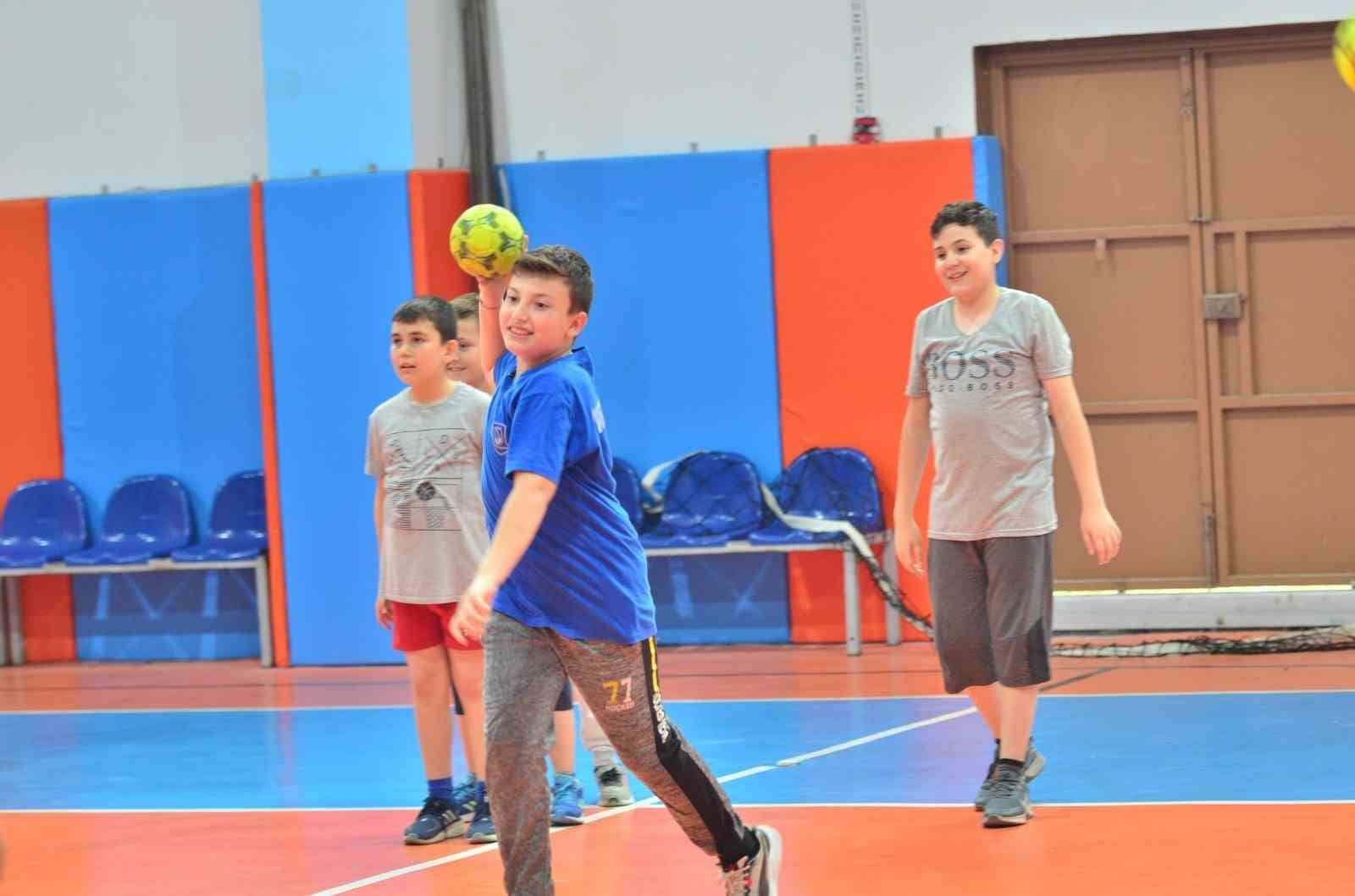 Yunusemre’de hentbola rekor ilgi