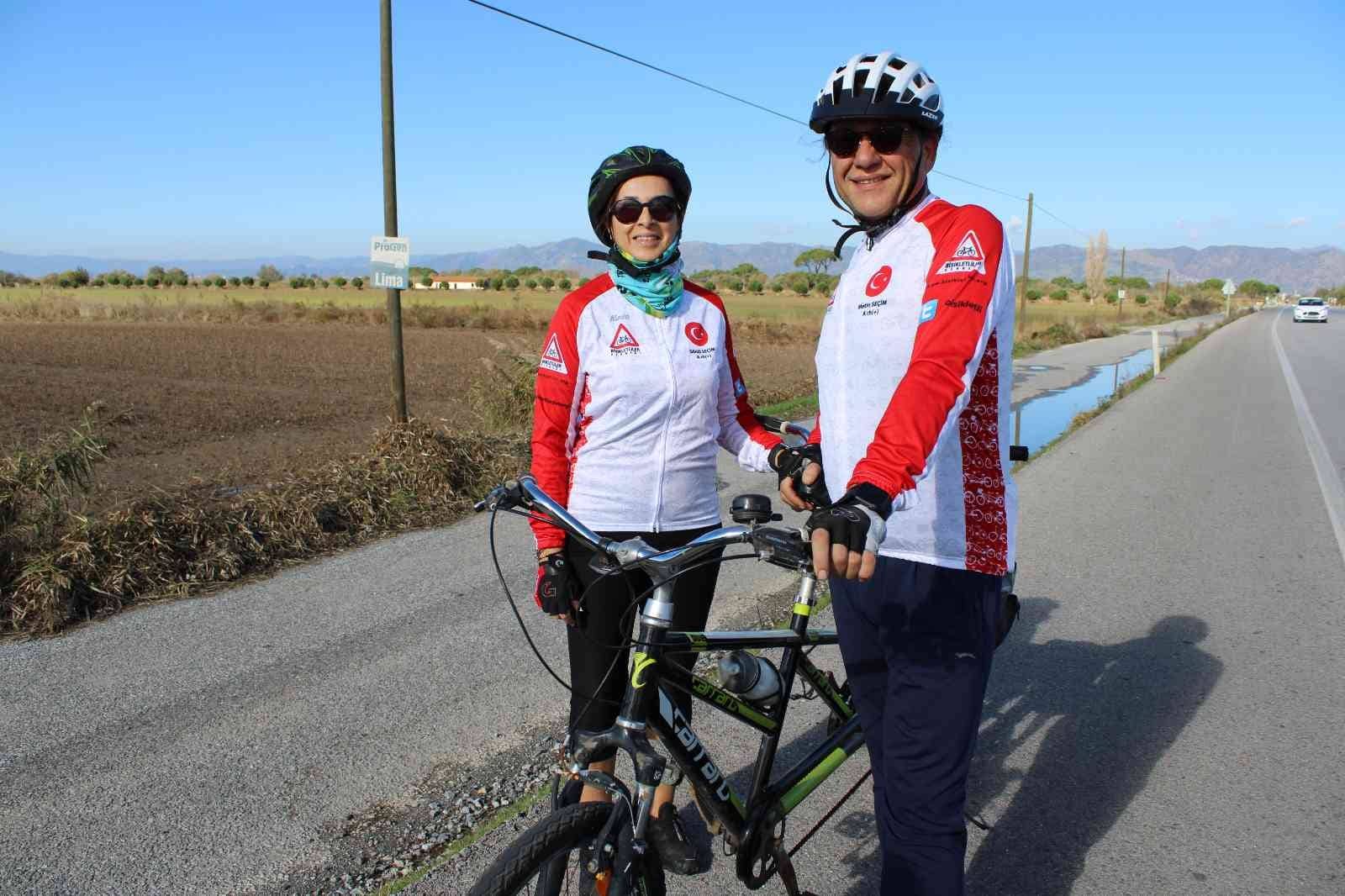 Aydınlı bisiklet tutkunu çift, görenlerin dikkatini çekiyor