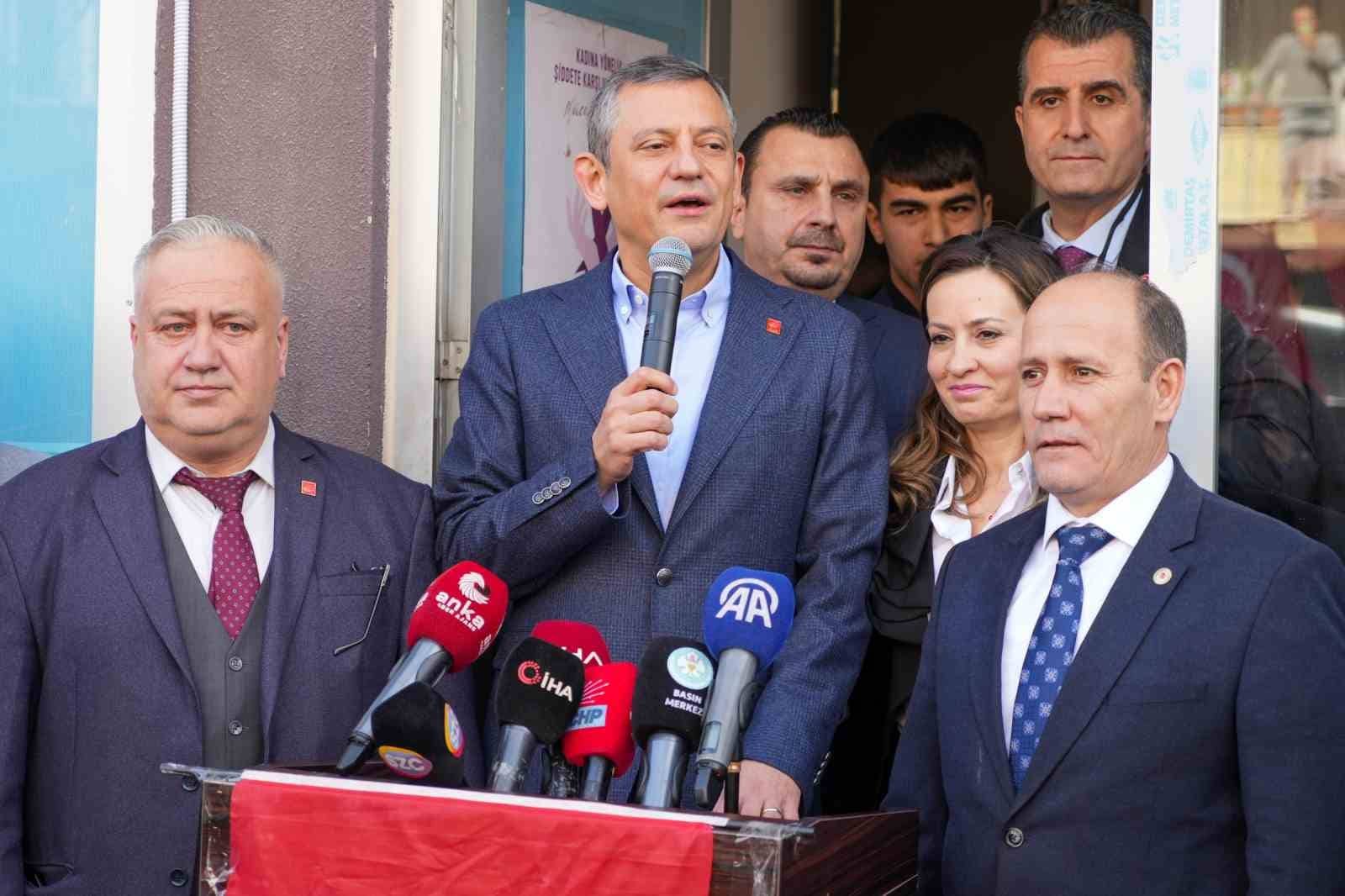 CHP Genel Başkanı Özel, Manisa’da ilçe belediyelerini ziyaret etti