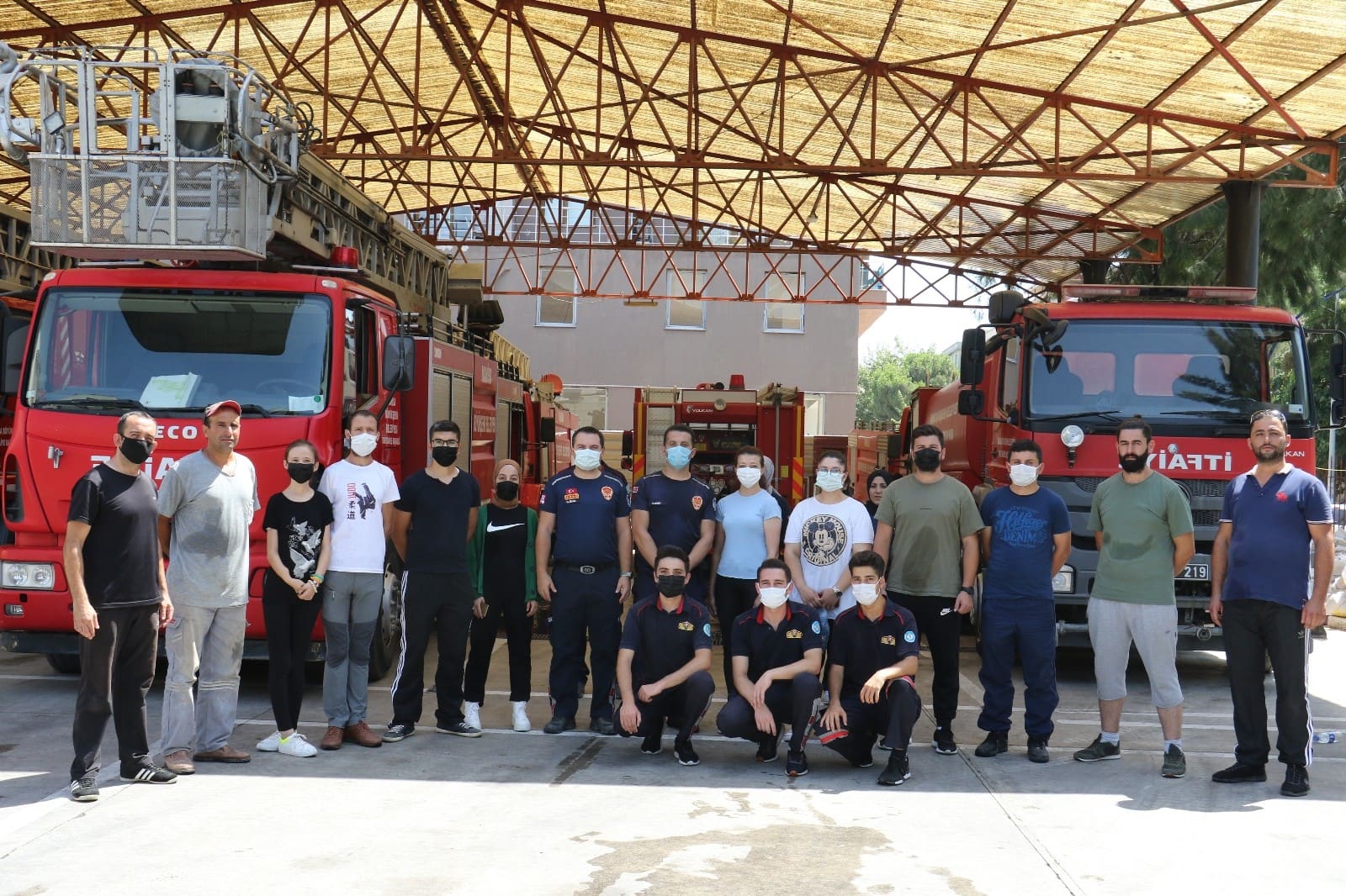 Eğitimlerini tamamlayıp gönüllü itfaiyeci oldular