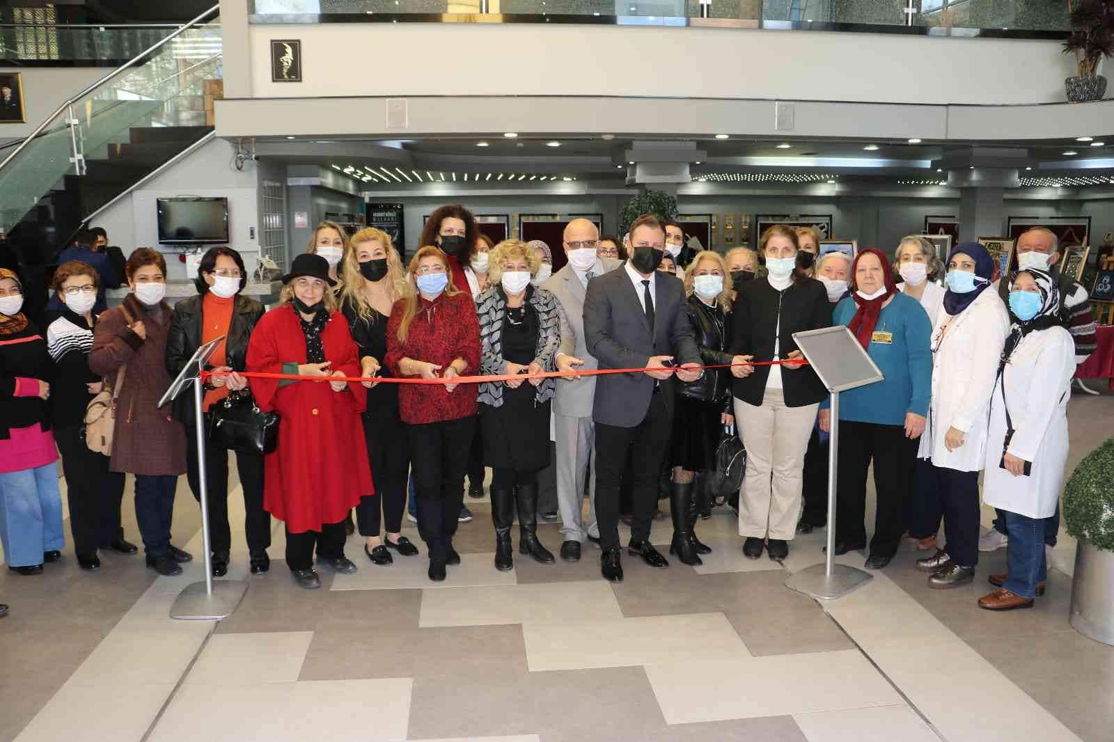 Hediyelik eşyalar sergide beğeniye sunuldu