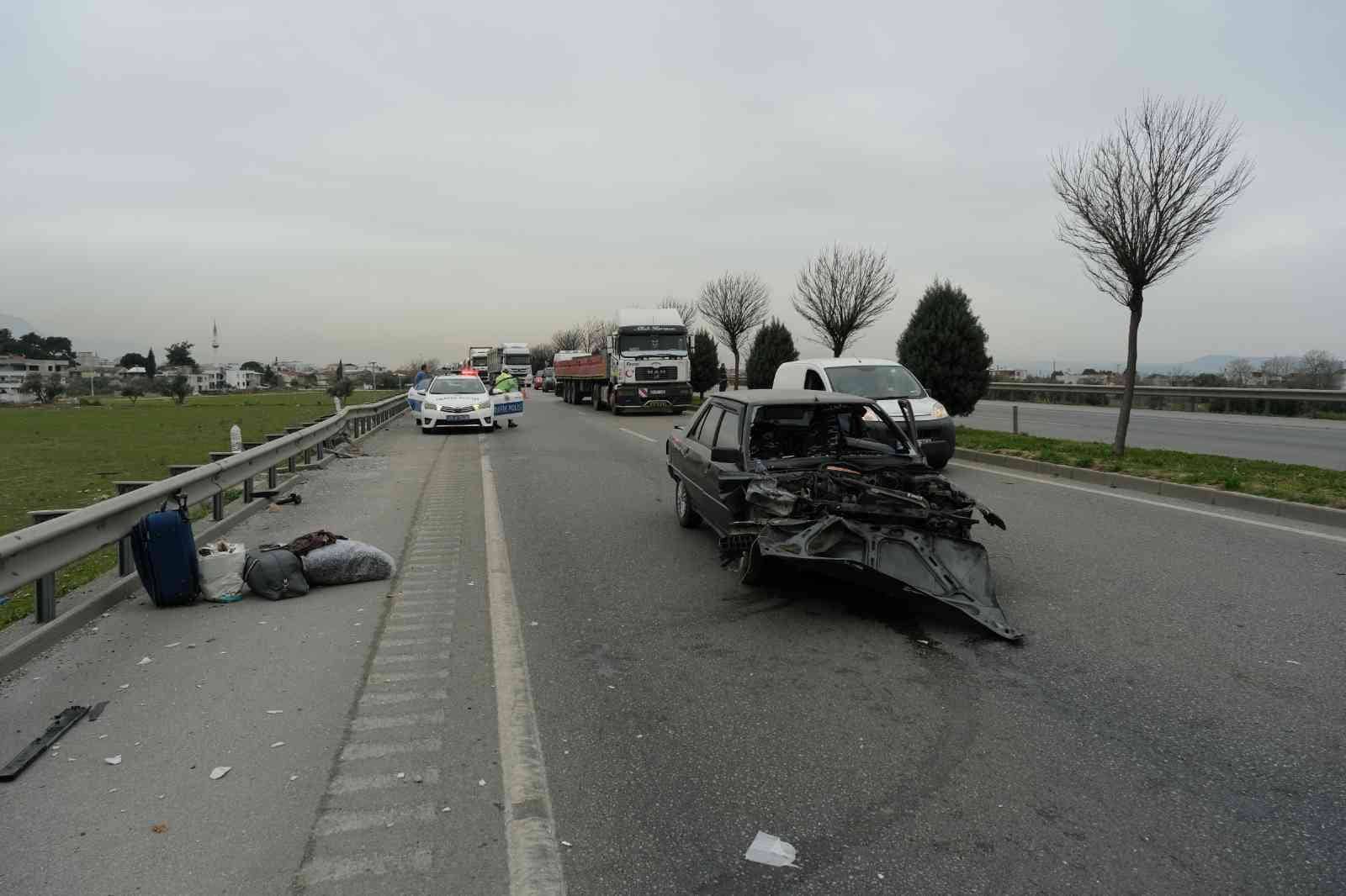 Hurdaya dönen araçtan sağ kurtuldular