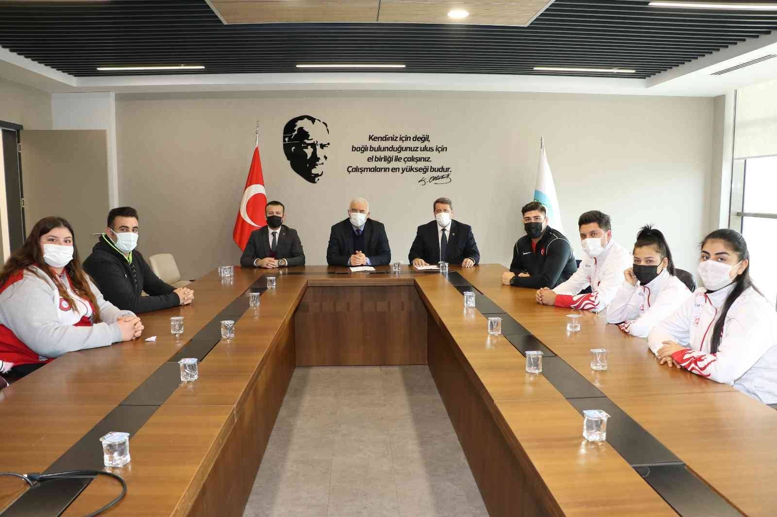 Manisa Büyükşehir Belediyesi başarılı sporcuları ödüllendirdi