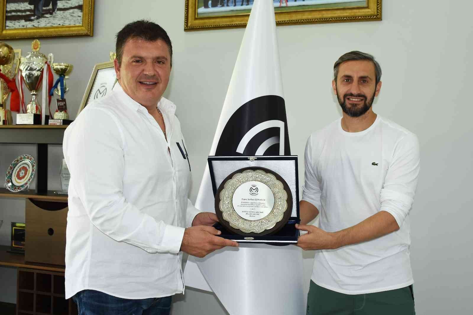 Manisa FK’dan Serkan Özbalta’ya plaket