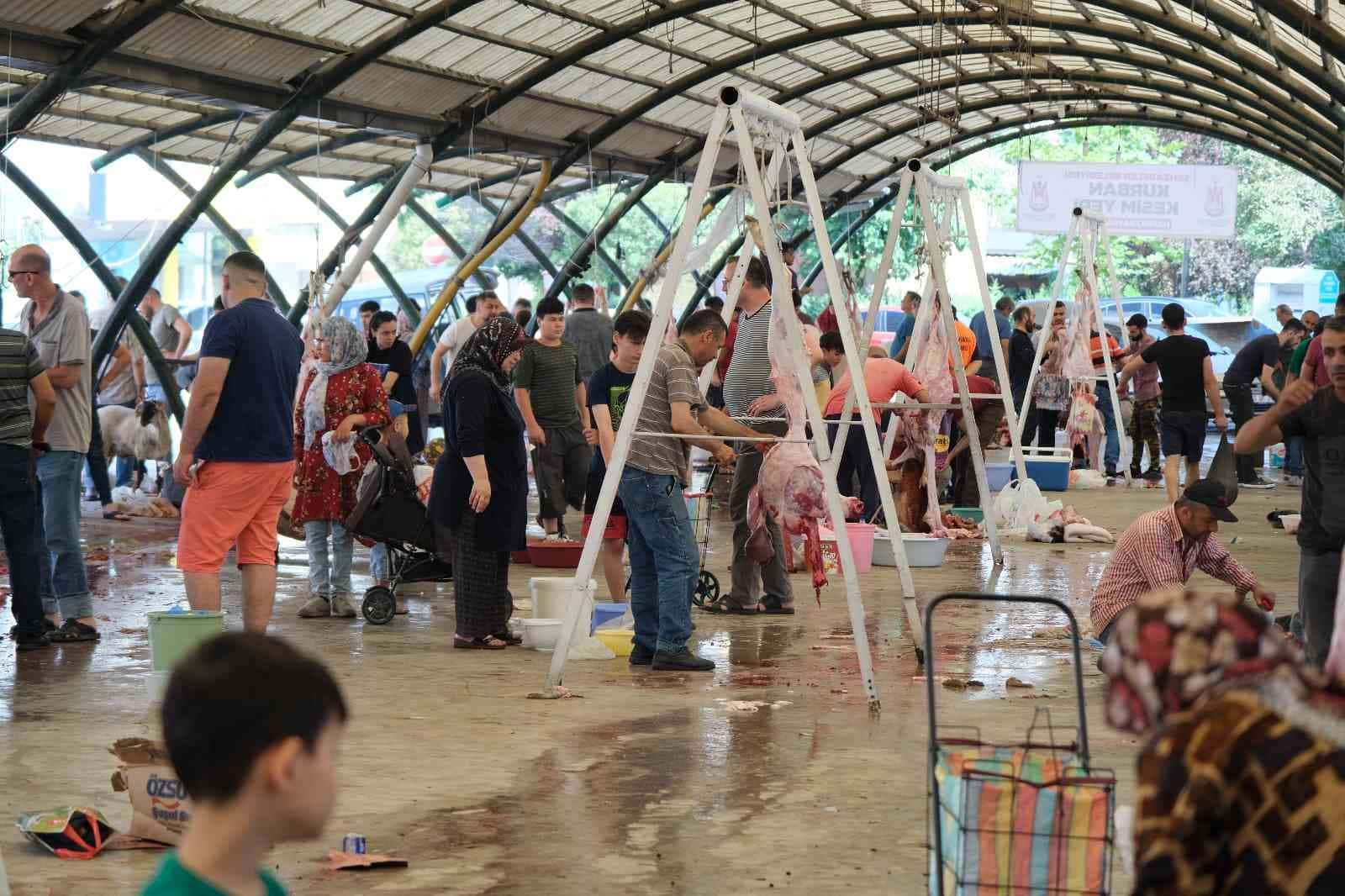 Manisa’da kurbanlıklar kesilmeye başlandı