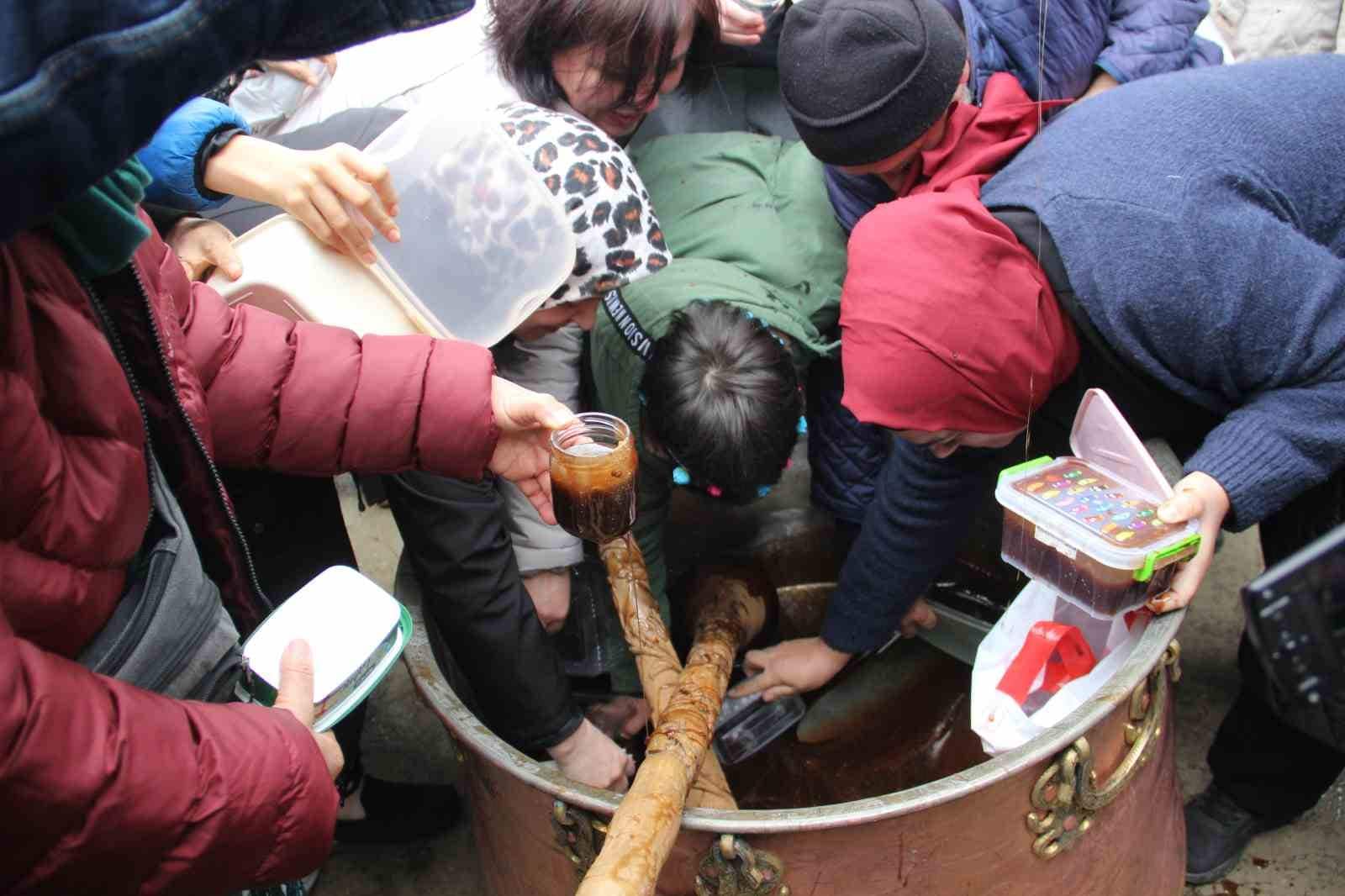 Mesir Macunundan alabilmek için kazanın içine girdiler