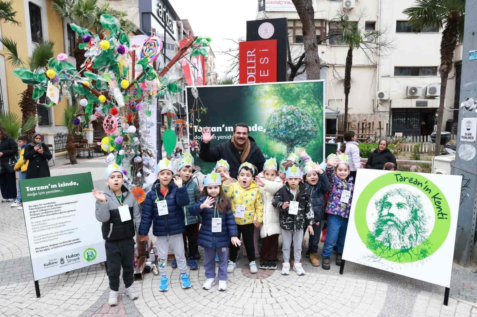 Topladıkları çöplerden atık ağacı yaptılar