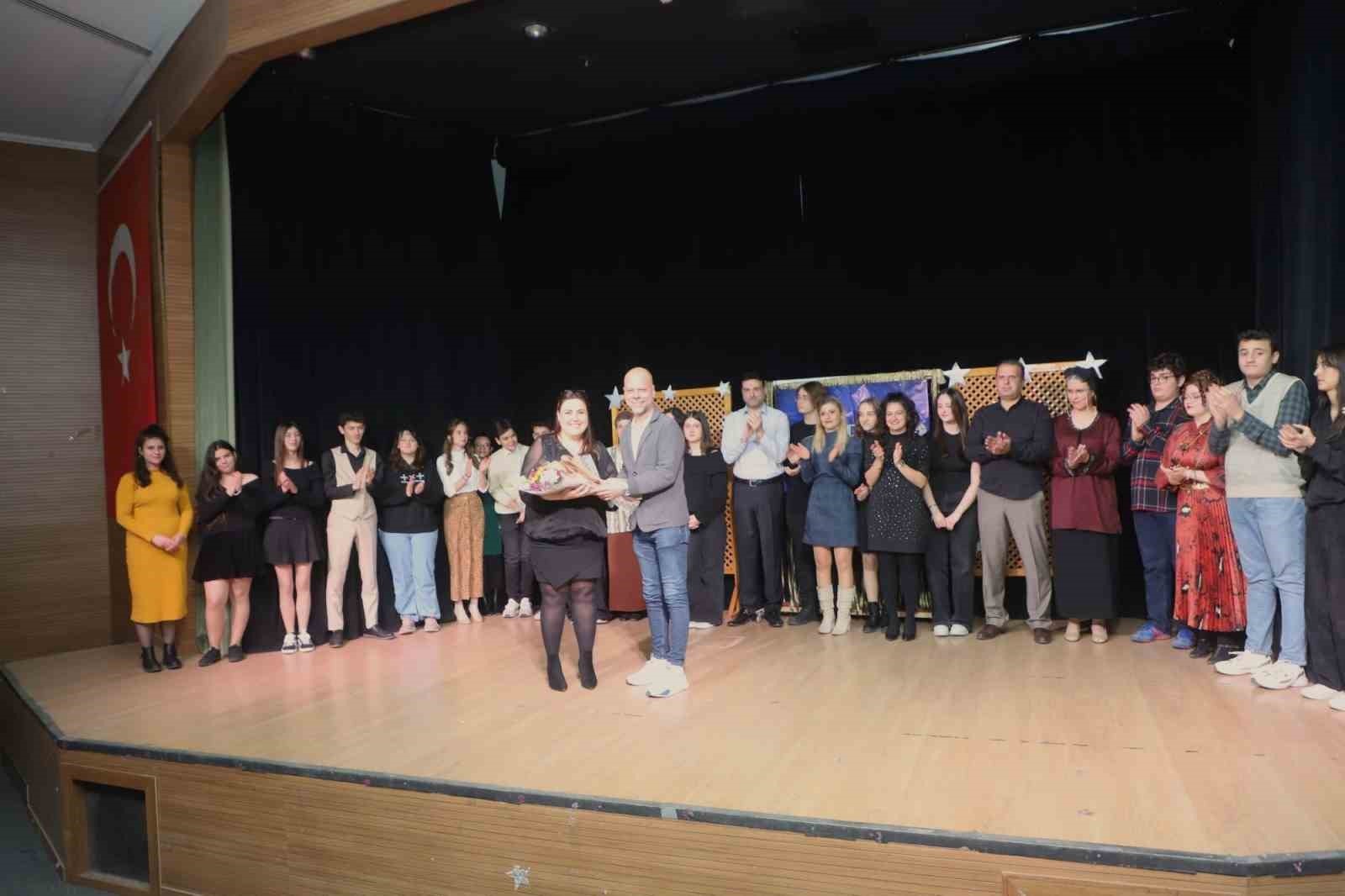 Turgutlu’da sahnelenen ‘Yakından kumanda 2’ yoğun ilgi gördü