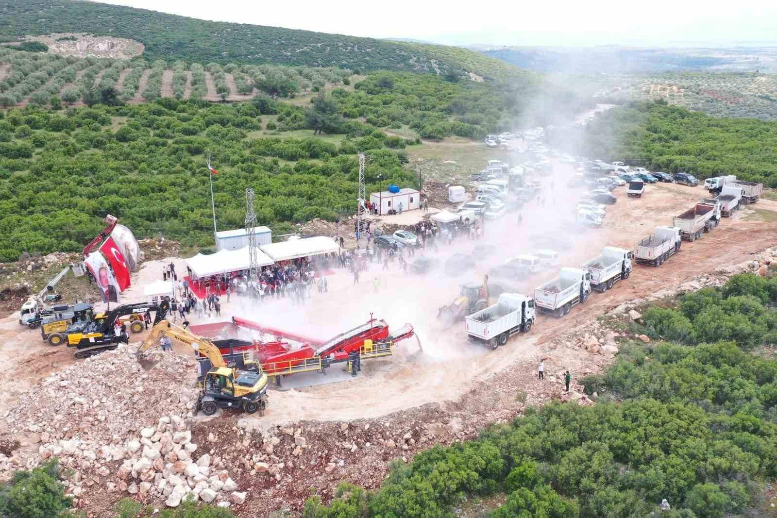 Saruhanlı’da ayda 26 bin ton mıcır üretilecek tesis açıldı
