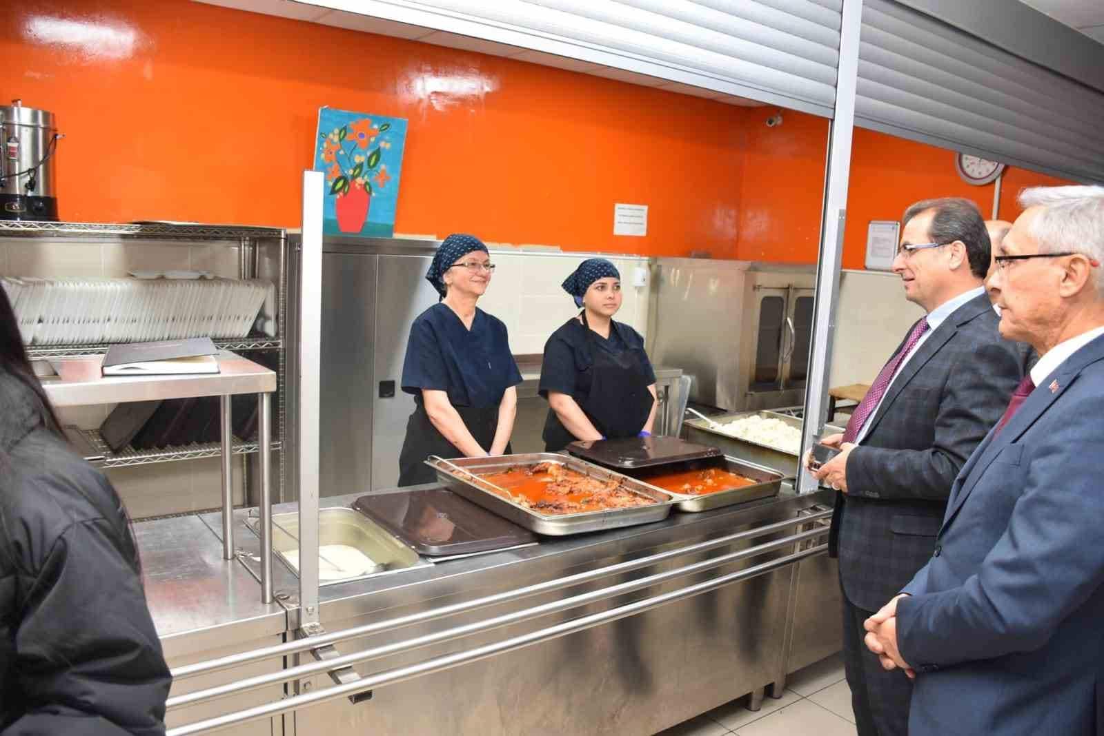 Kaymakam Güldoğan pansiyonda öğrencilerle yemek yedi