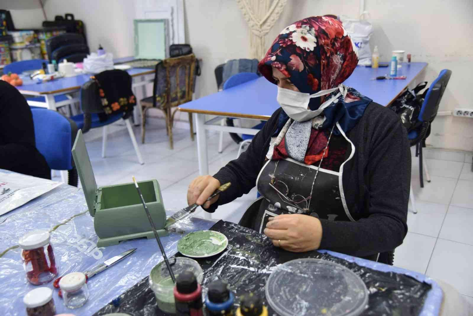 Yunusemre’de kadınlar ahşaba hayat veriyor
