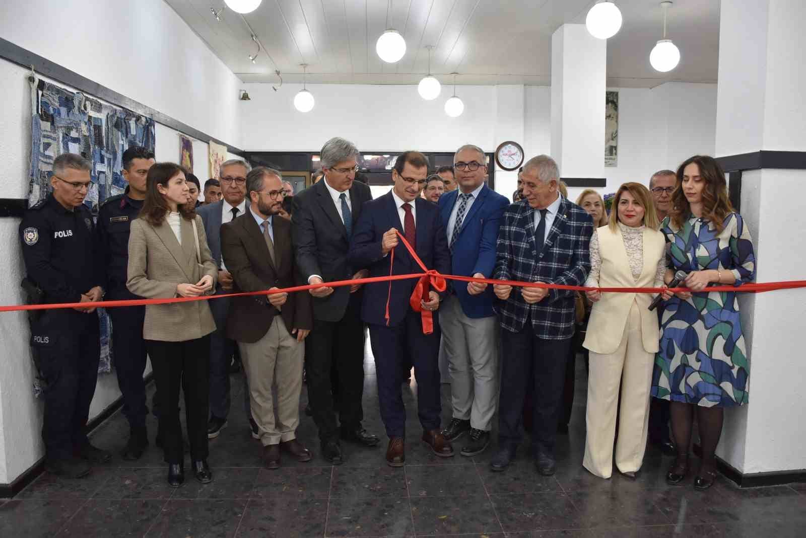 Salihli’de 8 Mart’a özel Uluslararası Jürili Karma Sergi açıldı