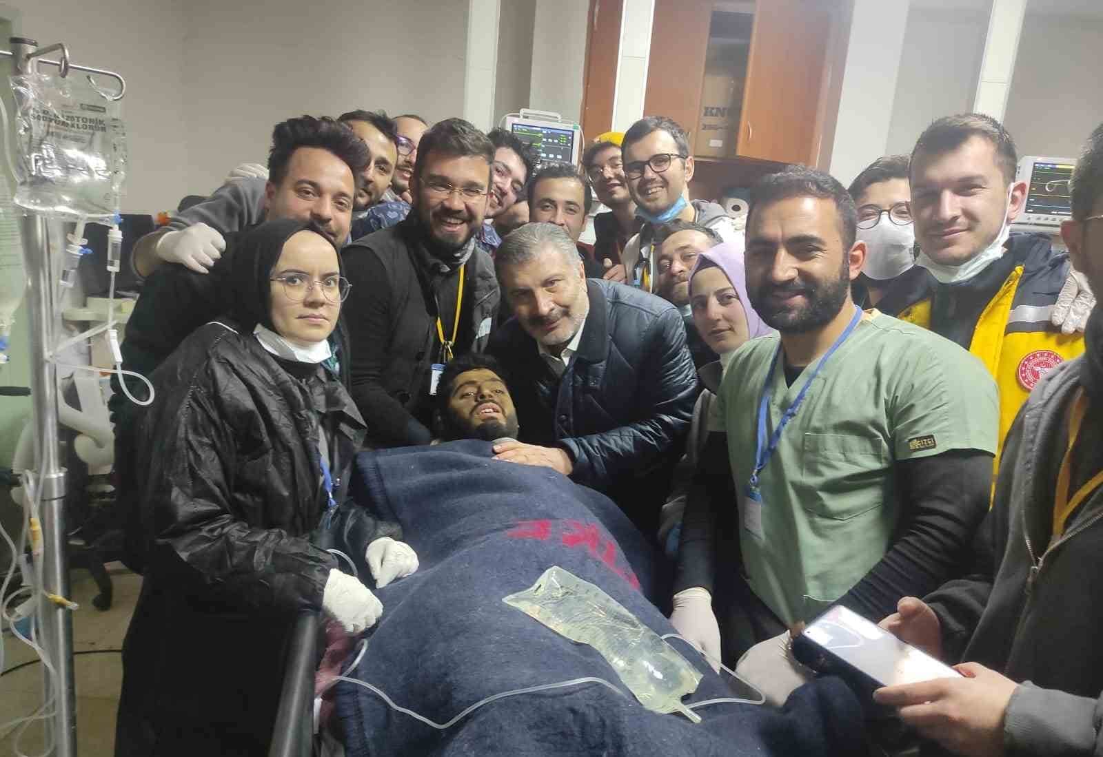 ADÜ sağlık ekibi depremin 261’inci saatindeki kurtuluşa destek oldu