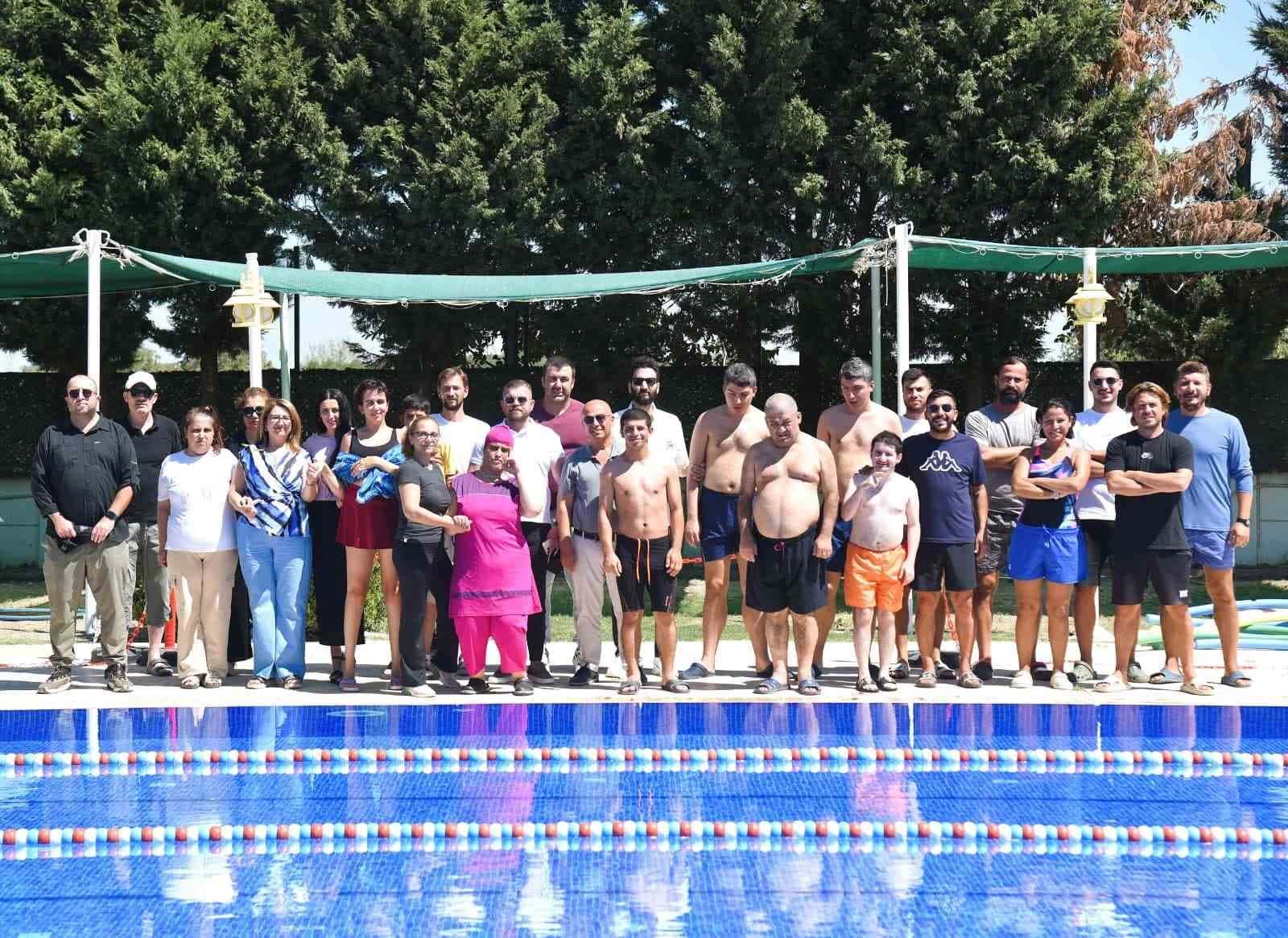 Yunusemre’de özel öğrenciler havuzda buluştu
