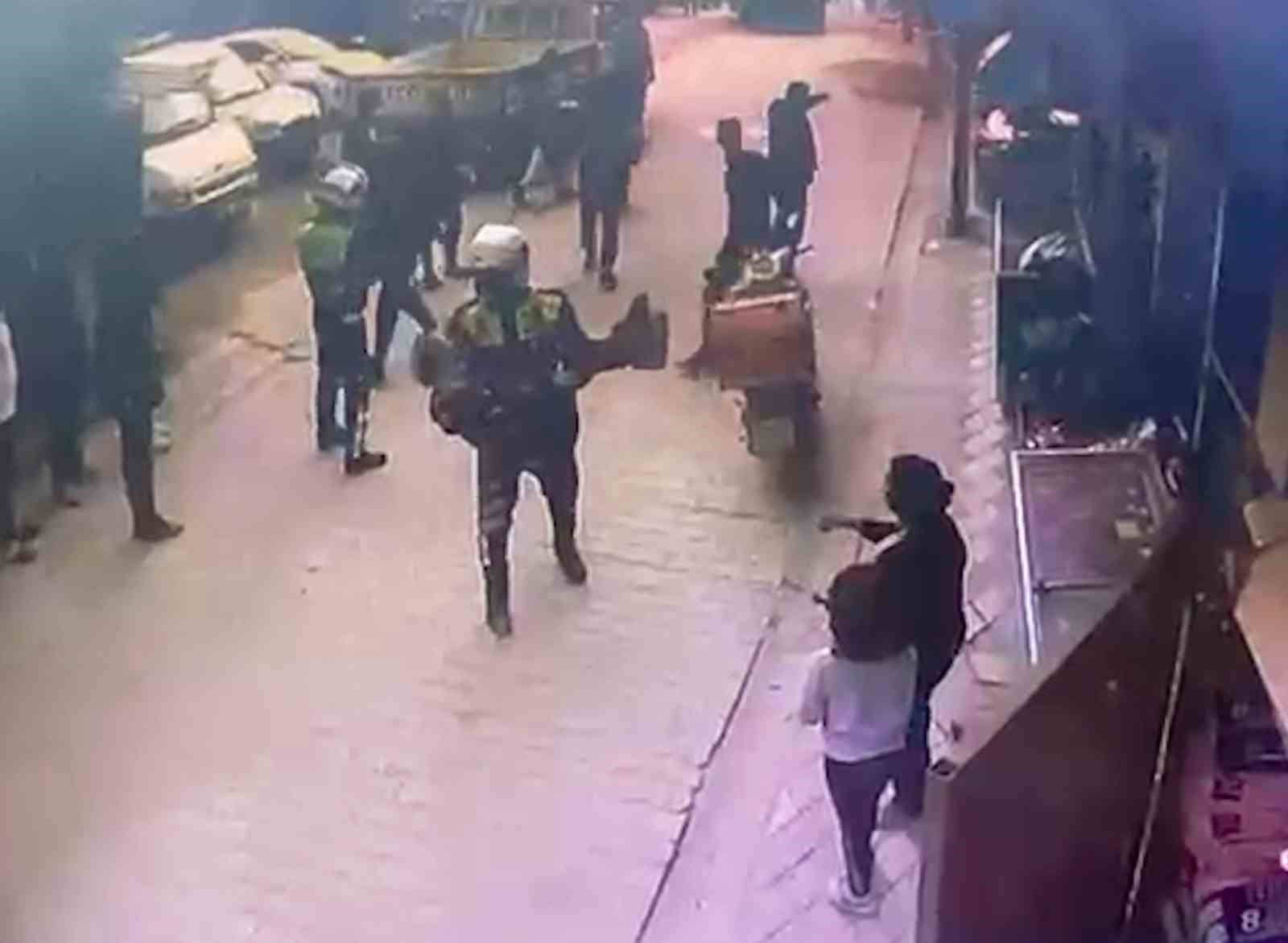 Yangında mahsur kalan yaşlı kadını jandarma ekipleri kurtardı