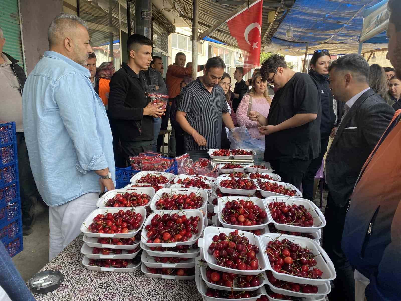 10 dakikada 2 buçuk kilo kiraz yedi, altını kazandı