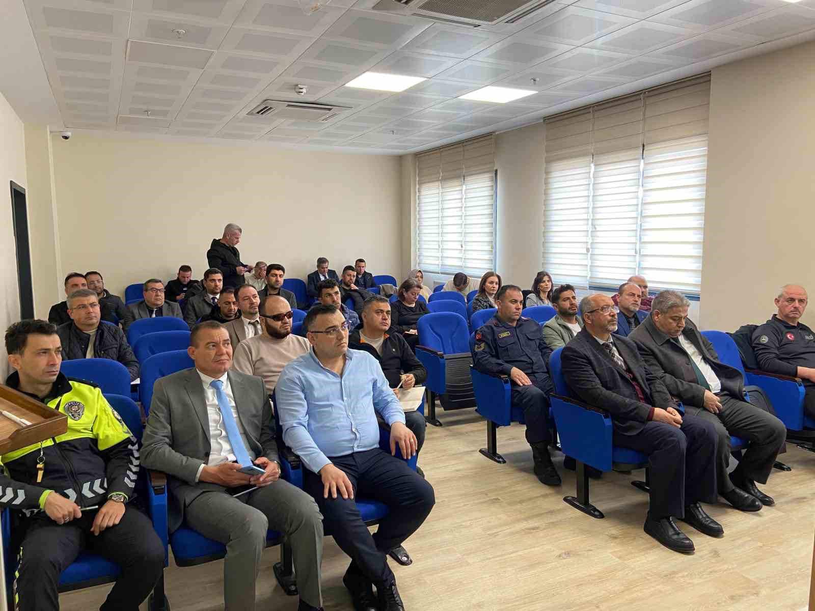 Alaşehir’de kurumlara doğal afetler konusunda bilgilendirme toplantısı