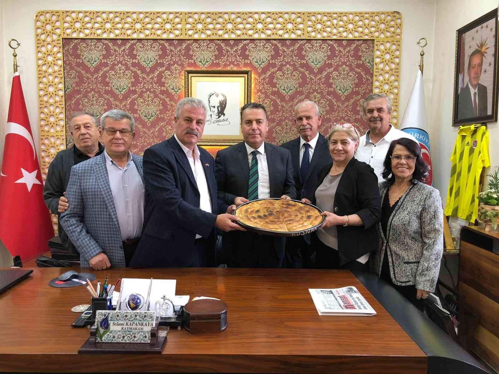 Boşnaklardan Kaymakam Kapankaya’ya Boşnak börekli ziyaret